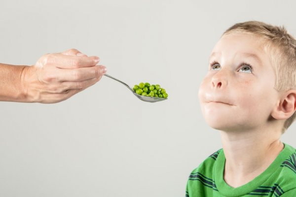 Alimentación infantil: no sobornes a tus hijos para que coman verduras