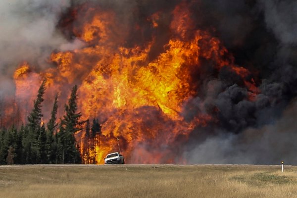 Impresionantes incendios en Canadá provocan evacuaciones históricas