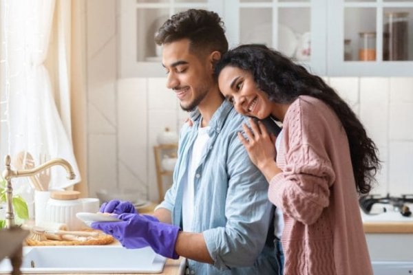 Relaciones: cómo incluir a tu pareja en la limpieza de casa