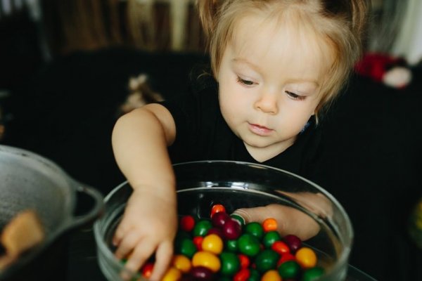 5 alimentos que debes evitar para cuidar los dientes de tus hijos