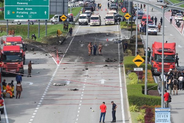 Diez personas murieron por la caída de una avioneta sobre una autopista en Malasia