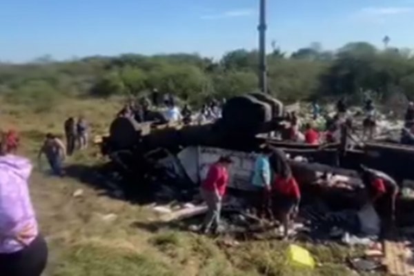 Corrientes: cientos de personas rescataron gaseosas de un camión volcado en Mercedes
