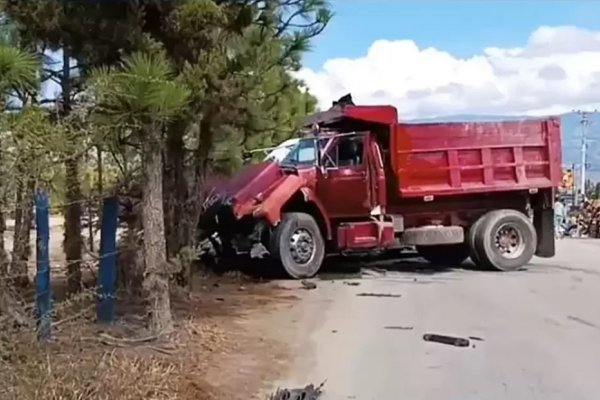 Choque entre un camión y un colectivo que transportaba niños dejó cuatro muertos