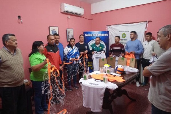 Entrega de elementos deportivos al Círculo de Suboficiales de la Policía de Corrientes
