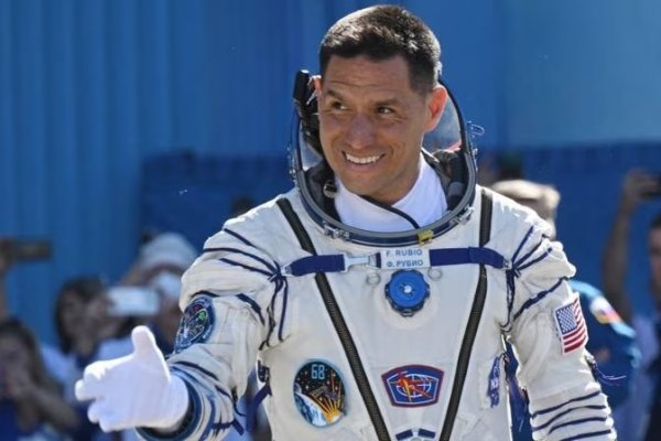 Récord no tan feliz: un astronauta está varado en el espacio desde hace casi un año