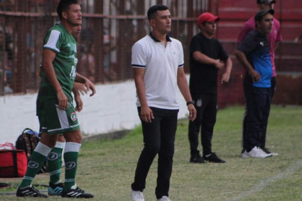 Víctor Galarza dejó de ser el técnico de Deportivo Mandiyú de Corrientes