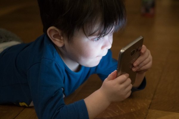 Daños en la piel de los niños por el uso de las pantallas digitales