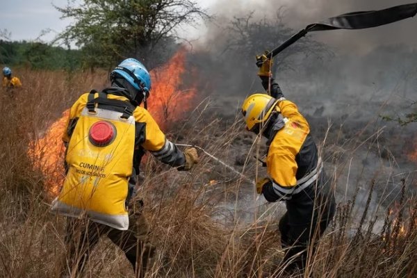 Incendio de gran magnitud cerca de un paso fronterizo en Corrientes