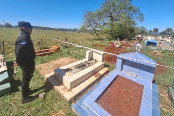 Custodian una tumba del cementerio en el que sepultaron a un correntino