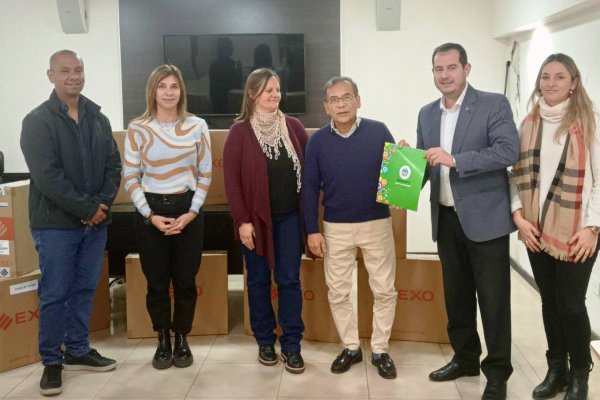 Corrientes: entrega de computadoras a los Municipios de la Capital y El Caimán