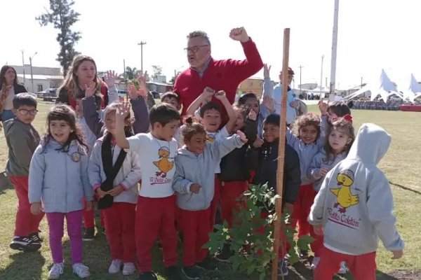 En el Día del Árbol, jardineritos plantaron más de 20 ejemplares en una plazoleta