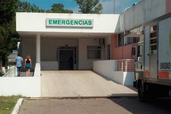 Un hombre terminó hospitalizado tras chocar el cordón de la vereda con su moto