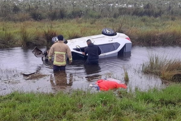 Corrientes: pareja desbarrancó en su auto y terminó en un charco de agua en Ituzaingó