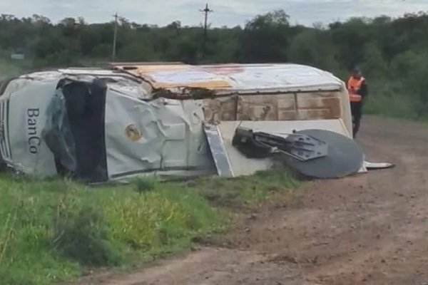 Cajero móvil del Banco Corrientes volcó cerca de San Roque