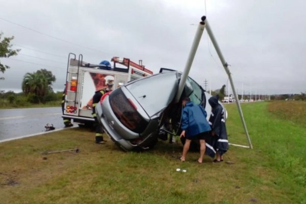 Despistó con su auto y se incrustó en un poste de energía cerca de Goya: hay dos personas graves