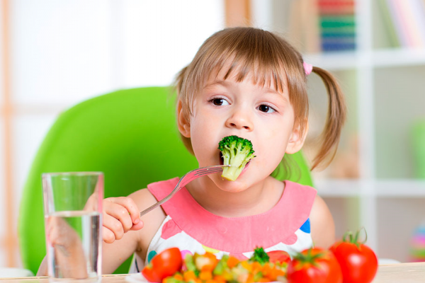 Tips claves e imperdibles para alimentar de manera saludable a los más chicos