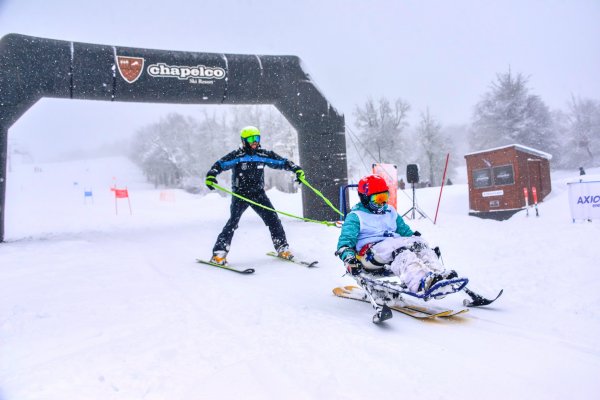 Bajo una intensa nevada en Chapelco se realizó el 9° Encuentro de Esquí Adaptado Molly O´Brien