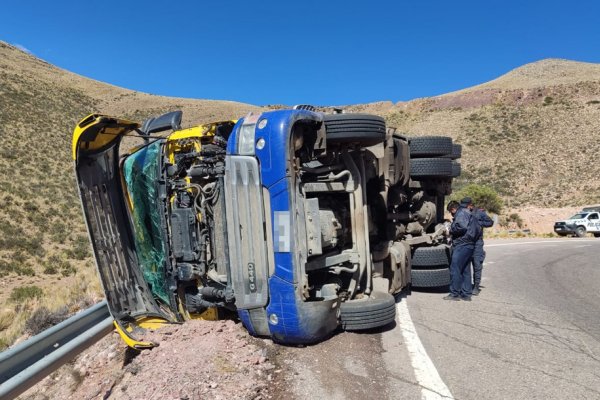 Un camionero correntino volcó y murió en una ruta de Jujuy