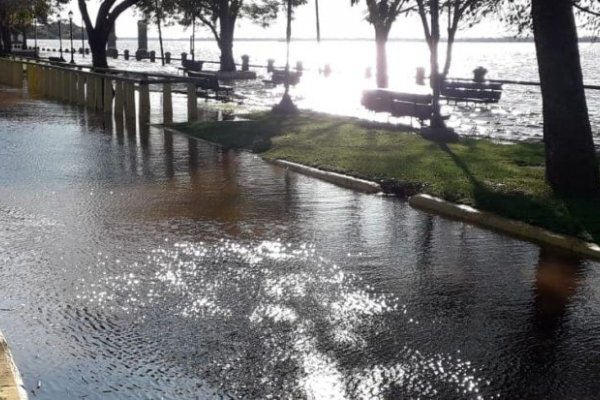 El río Uruguay pasó la marca de Evacuación en Paso de los Libres y asisten a familias