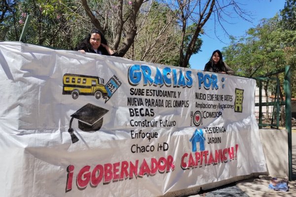 Estudiantes de la UNNE cuelgan un cartel en la entrada del Campus de Resistencia