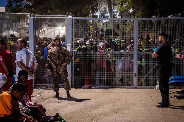 Migrantes africanos en Lampedusa, entre el rechazo y el caos político
