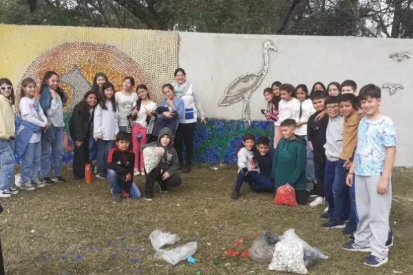 Realizan murales ecológicos con las tapitas que recolectaron en colegios