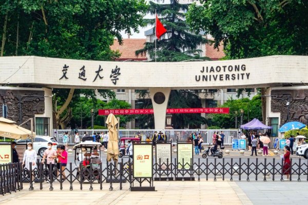 Una importante universidad china elimina los exámenes de inglés y los nacionalistas celebran la decisión