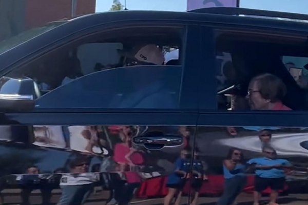 El expresidente Jimmy Carter y su esposa Rosalynn visitan un festival en Georgia