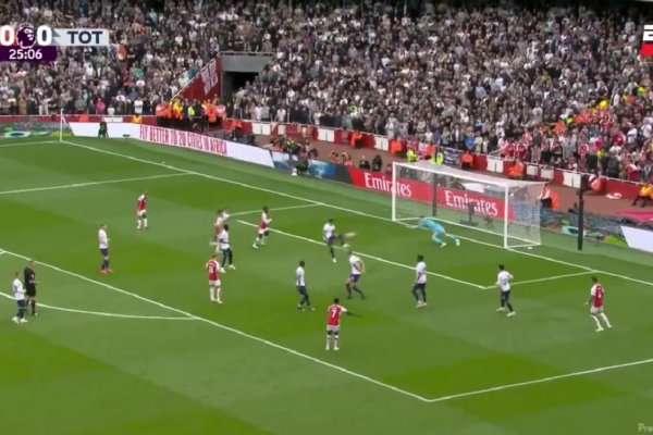 VIDEO | Cuti Romero intentó despejar un remate y terminó en gol en contra en el clásico de Londres