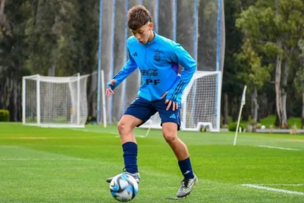 Felipinho, la joya que eligió jugar para Argentina posó con la camiseta de Olimpo