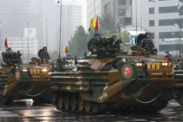 Corea del Sur exhibe misiles, drones y tanques en un inusual desfile militar