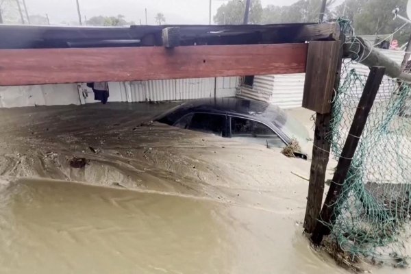 Inundaciones parten en dos una carretera en Sudáfrica