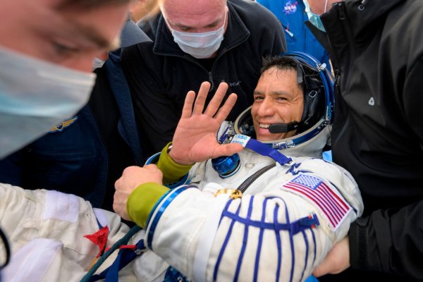 El esperado momento en que sacan al astronauta Frank Rubio de la cápsula después de un año en el espacio