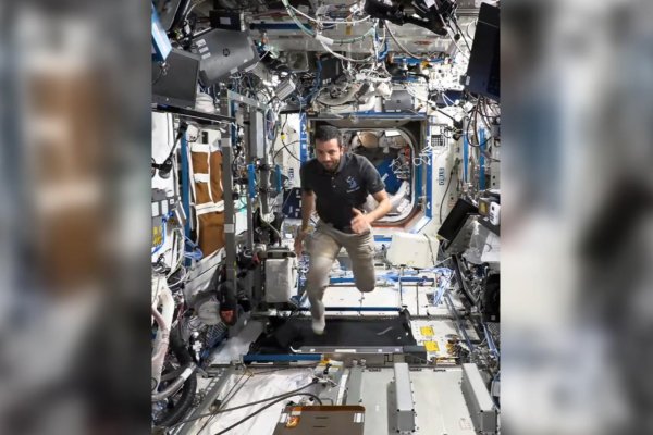 ¿Cómo es moverse, correr o nadar en el espacio?