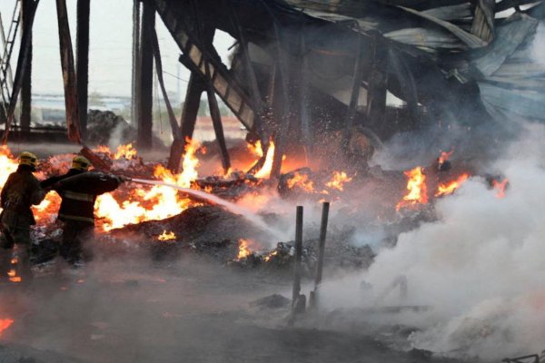 Imágenes muestran el antes y el después de una explosión en un complejo de almacenes en Uzbekistán