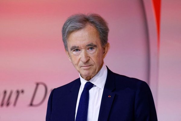 La fiscalía francesa investiga al multimillonario Bernard Arnault por sus negocios con un empresario ruso