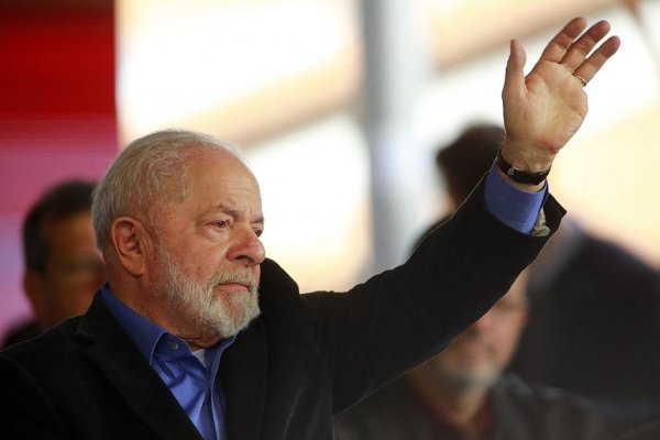 Lula internado por una operación para solucionar dolores de cadera