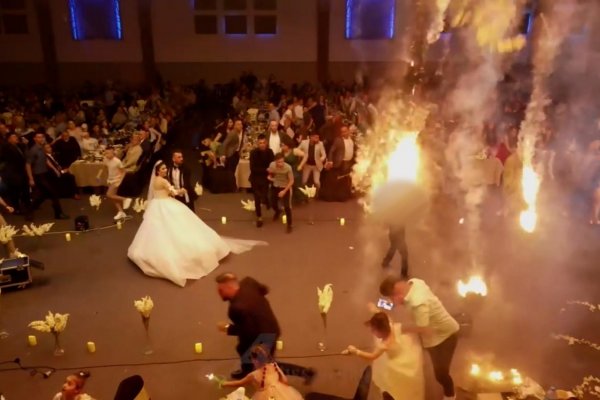 Video muestra el momento en el que un techo se incendia mientras una pareja de recién casados baila en su boda