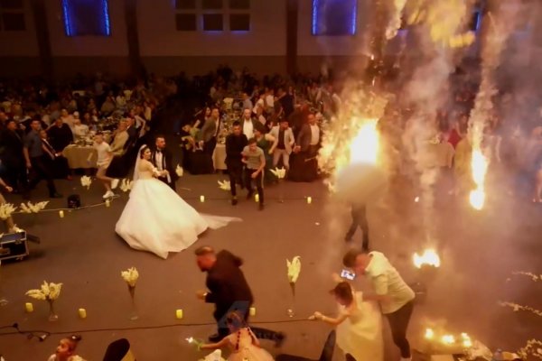 Video muestra el momento en el que un techo se incendia mientras una pareja de recién casados baila en su boda