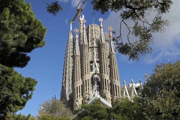 La célebre catedral de la Sagrada Familia de Barcelona está casi completa con las torres de los evangelistas concluidas