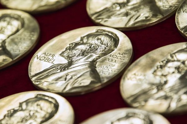 Otorgan el Premio Nobel de Medicina a Katalin Karikó y Drew Weissman por su trabajo sobre vacunas de ARNm contra el covid-19