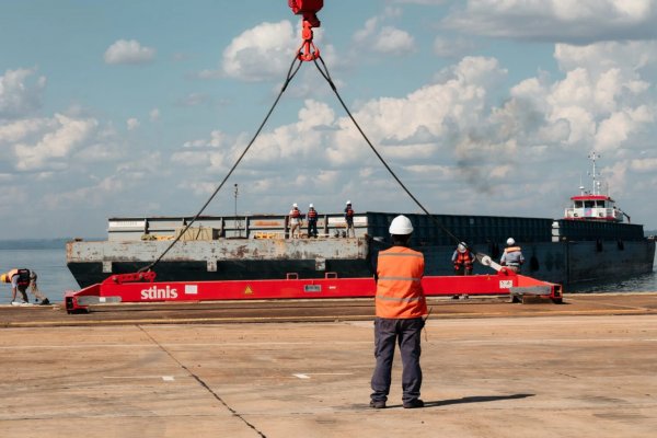 Desde el puerto Posadas partió el primer convoy con producción del mega aserradero correntino