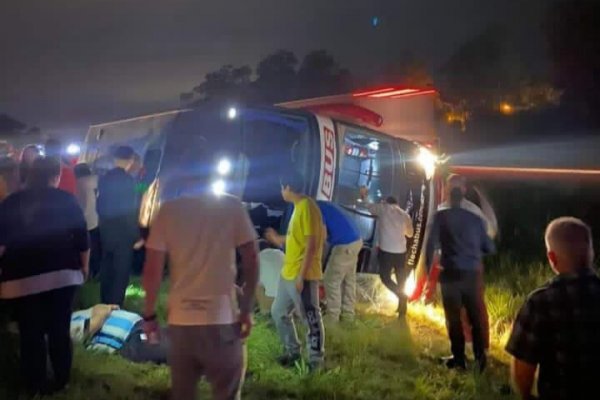 Volcó un colectivo con estudiantes correntinos que regresaban de Bariloche