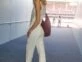 El look total white de Carla Pereyra para ir a la cancha