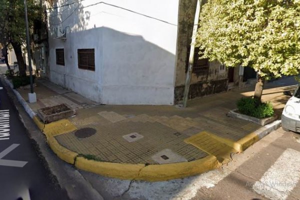 Corrientes: Delincuentes rompieron los vidrios de un auto para sustraer elementos