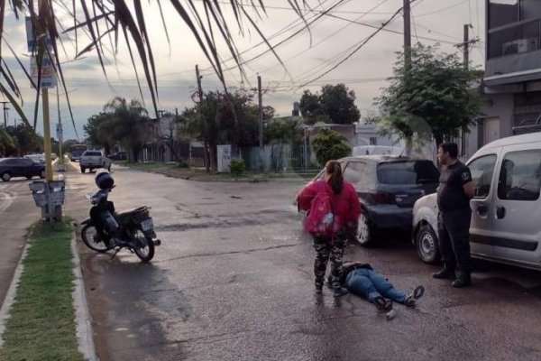 Transitaban en moto, la acompañante se descompensó y ambas cayeron al asfalto