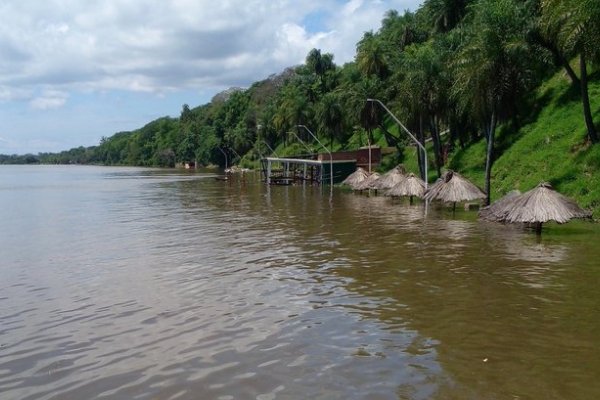 Por la creciente peligra la temporada en Ituzaingó que ahora está sin playas