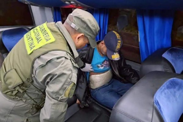 Corrientes: Viajaban en un micro con marihuana adosada al cuerpo