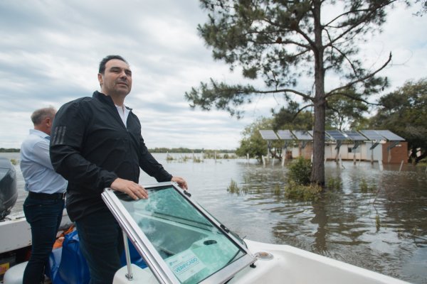 El gobernador recorrió zonas inundadas en su localidad natal