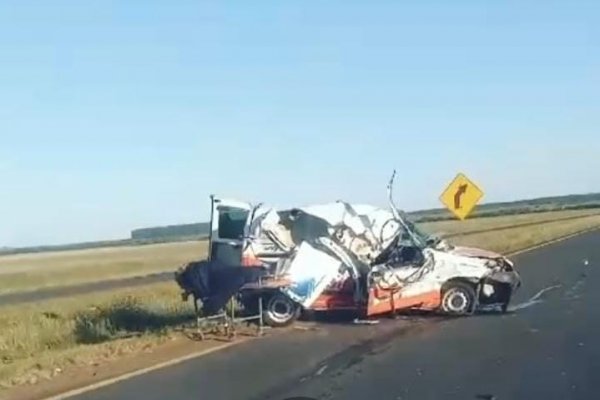 Grave siniestro vial en cercanías a Monte Caseros entre una ambulancia y un camión